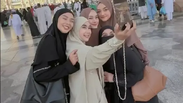 Momen Umrah Dinda Hauw, Dara Arafah, Anisa Rahma (credit: instagram/dindahw)