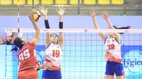 Pemain timnas voli putri Indonesia Nurlaili Kusuma melepaskan spike yang coba diblok pemain Vietnam pada laga SEA V League 2024 di Nakhon Ratchasima, Thailand, Jumat (9/8/2024). (foto: PBVSI)