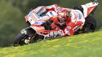 Jorge Lorenzo yang membawa bendera Ducati Team merupakan saah satu pebalap Spanyol yang masuk pada posisi sepuluh besar Klasemen sementara MotoGP 2017. (AP/Kerstin Joensson)