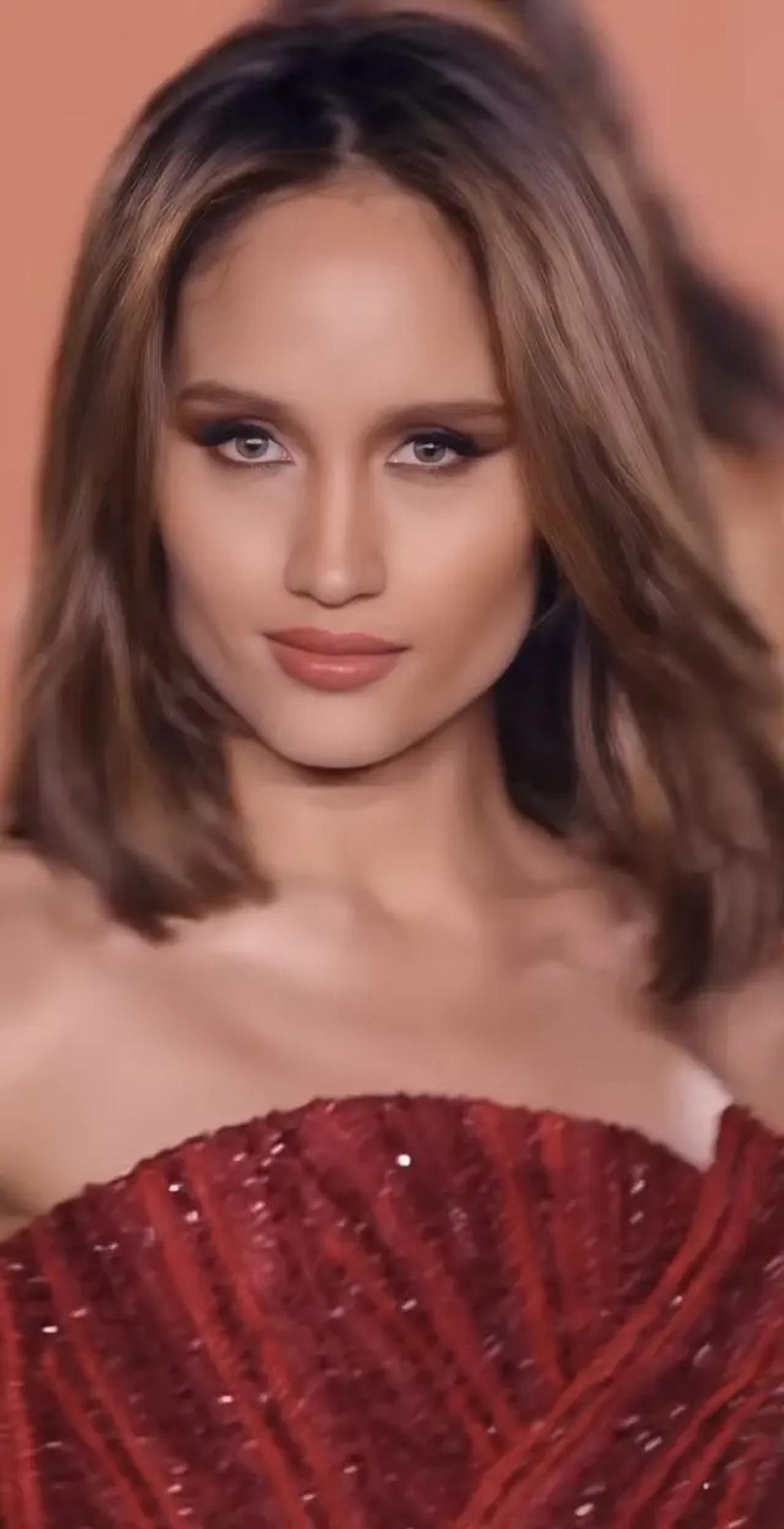 6 Potret Enzy Storia Mengibaskan Rambut hingga Cinta Laura Rela Potong Rambut Pendek di Panggung L'oreal Paris Fashion Week