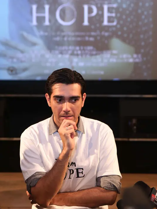 Jika kebanyakan pemain film melihat sebuah jalan cerita sebagai bahan pertimbangan, namun lain dengan aktor tampan Fachry Albar. Ketika menerima tawaran film, Fachry melihat siapa orang-orang yang berada di balik pembuatan film. (Nurwahyunan/Bintang.com)