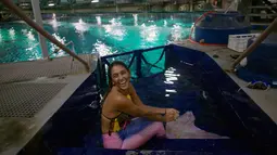 Mahasiswi biologi laut Isabela Cardoso berkostum putri duyung bersiap menyelam di Rio de Janeiro Aquarium, Brasil (14/1). Aksi Isabela tersebut untuk memprotes bahaya pencemaran laut dalam kehidupan laut di Rio de Janeiro. (AFP Photo/Mauro Pimentel)