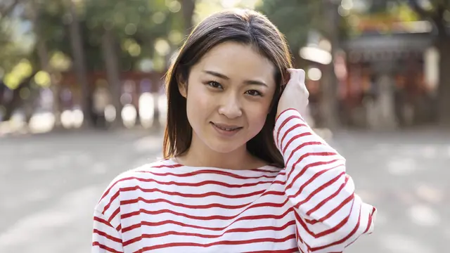 tersenyum bahagia santai