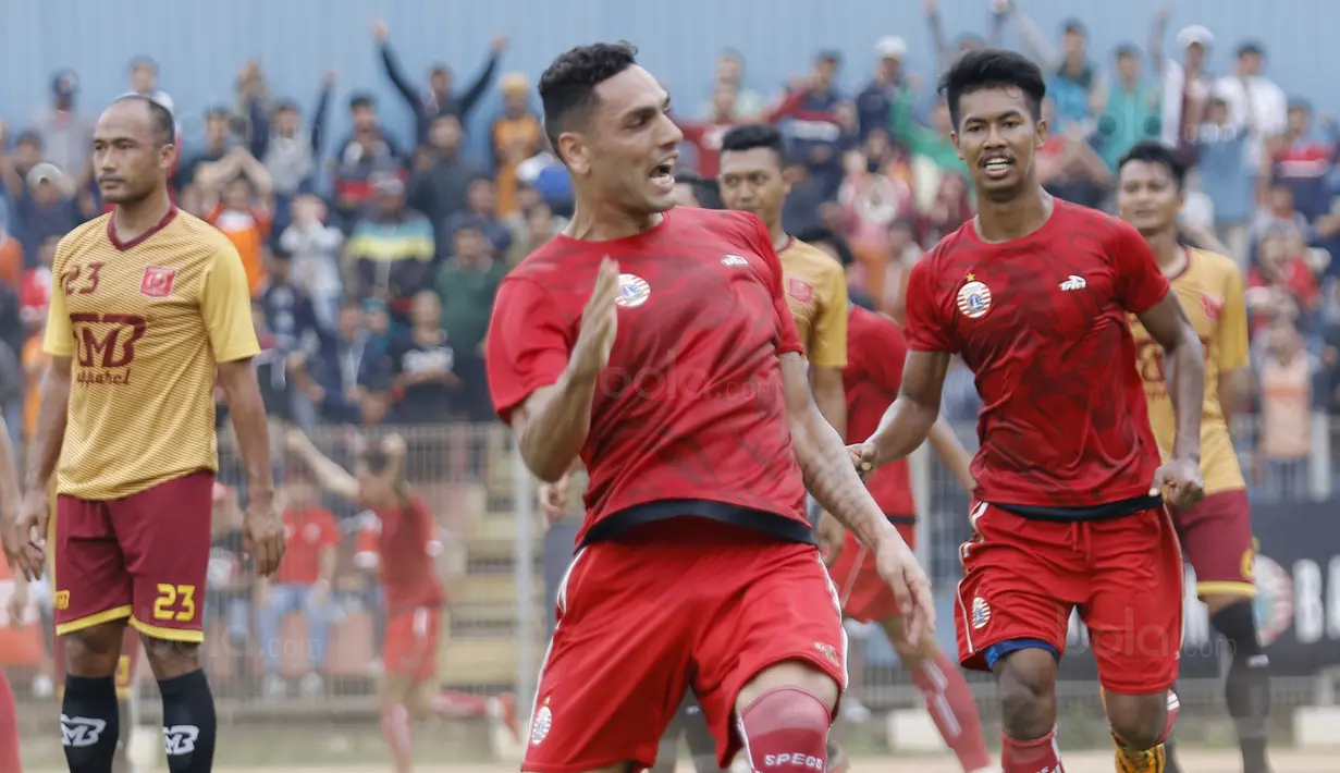 Bek Persija, Jaimerson Xavier, melakukan selebrasi usai mencetak gol ke gawang Persika Karawang pada laga uji coba di Stadion Soemantri Brodjonegoro, Kuningan, Jakarta, Sabtu (30/12/2017). Persija menang 3-1 atas Persika. (Bola.com/M Iqbal Ichsan)