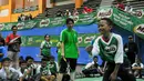 Legenda Bulutangkis Indonesia, Susi Susanti saat memberikan coaching clinic bagi para peserta MILO School Competition 2015, Jakarta, Sabtu (28/11/2015). (Liputan6.com/Yoppy Renato)