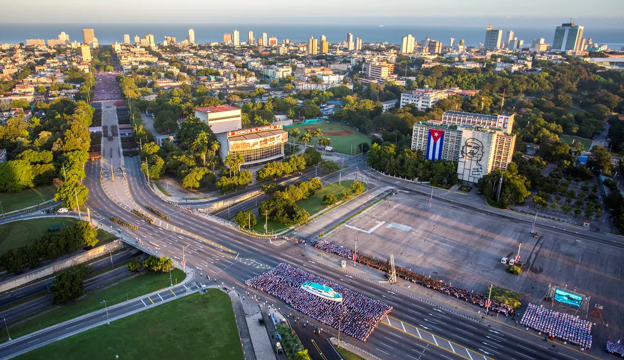Suasana acara peringatan Hari Angkatan Bersenjata di Havana, Kuba, Senin (2/1). Peringatan tersebut sebagai bentuk untuk mengenang pendaratan kapal pesiar Granma. (Reuters/Desmond Boylan /Pool)
