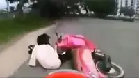 Menolong kecelakaan sepeda motor di jalan yang bikin emosi (Sumber: Twitter/depresionista)