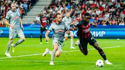 Pemain AC Milan Divock Origi (kanan) berebut bola dengan pemain RB Salzburg Andreas Ulmer pada pertandingan sepak bola Grup E Liga Champions di Stadion Salzburg, Salzburg, Austria, 6 September 2022. Pertandingan berakhir imbang 1-1. (AP Photo/Florian Schrotter)