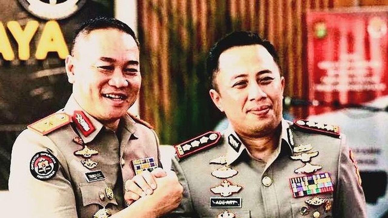 Kombes Ade Ary Syam Indradi perlihatkan keakrabannya dengan seniornya, Brigjen Trunoyudo seusai keduanya melaksanakan sertijab Kabid Humas Polda Metro Jaya.