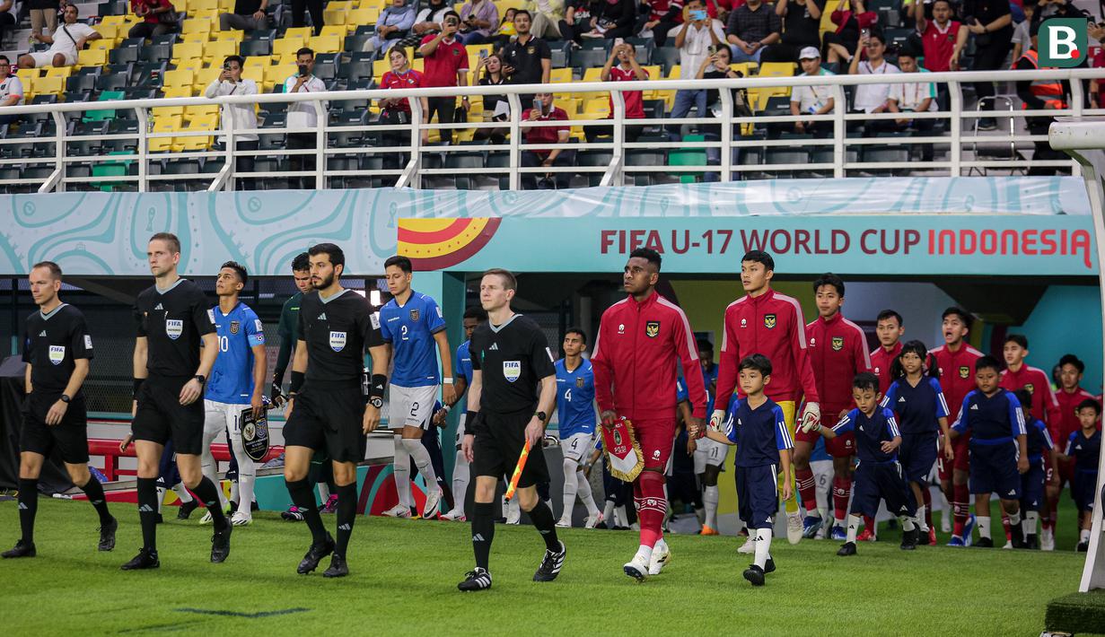 <p>Para pemain Timnas Indonesia U-17 dan Timnas Ekuador U-17 memasuki lapangan jelang dimulainya laga pertama Grup A Piala Dunia U-17 2023 di di Stadion Gelora Bung Tomo, Surabaya, Jumat (10/11/2023) malam WIB. (Bola.com/Bagaskara Lazuardi)</p>