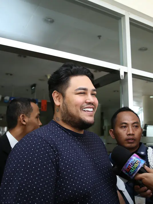 "Kita sebagai teman, sahabat, saling support dalam keadaan senang atau sakit. Jadi insha Allah, harus optimis. Seperti kita yang sehat insha Allah," ucap Ivan Gunawan. (Nurwahyunan/Bintang.com)