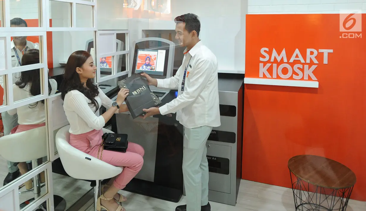 Nasabah mendapatkan bingkisan usai melakukan transaksi  pada Smartk Kios ATM saat peringatan Hari Pelanggan Nasional di Kantor BNI Mall  Kota Kasablanka, Jakarta, Selasa (4/9). (Merdeka.com/Arie Basuki)
