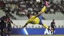 Pemain Al Nassr, Cristiano Ronaldo (kanan), melakukan aksi akrobatik sambil menendang bola ke gawang PSG dalam pertandingan uji coba yang berlangsung di Nagai Stadium, Osaka, Selasa (25/7/2023). (AFP/Paul Miller)