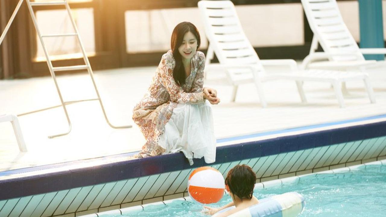 9. Lee Bo Young muncul sebagai cameo di See You In My 19th Life.