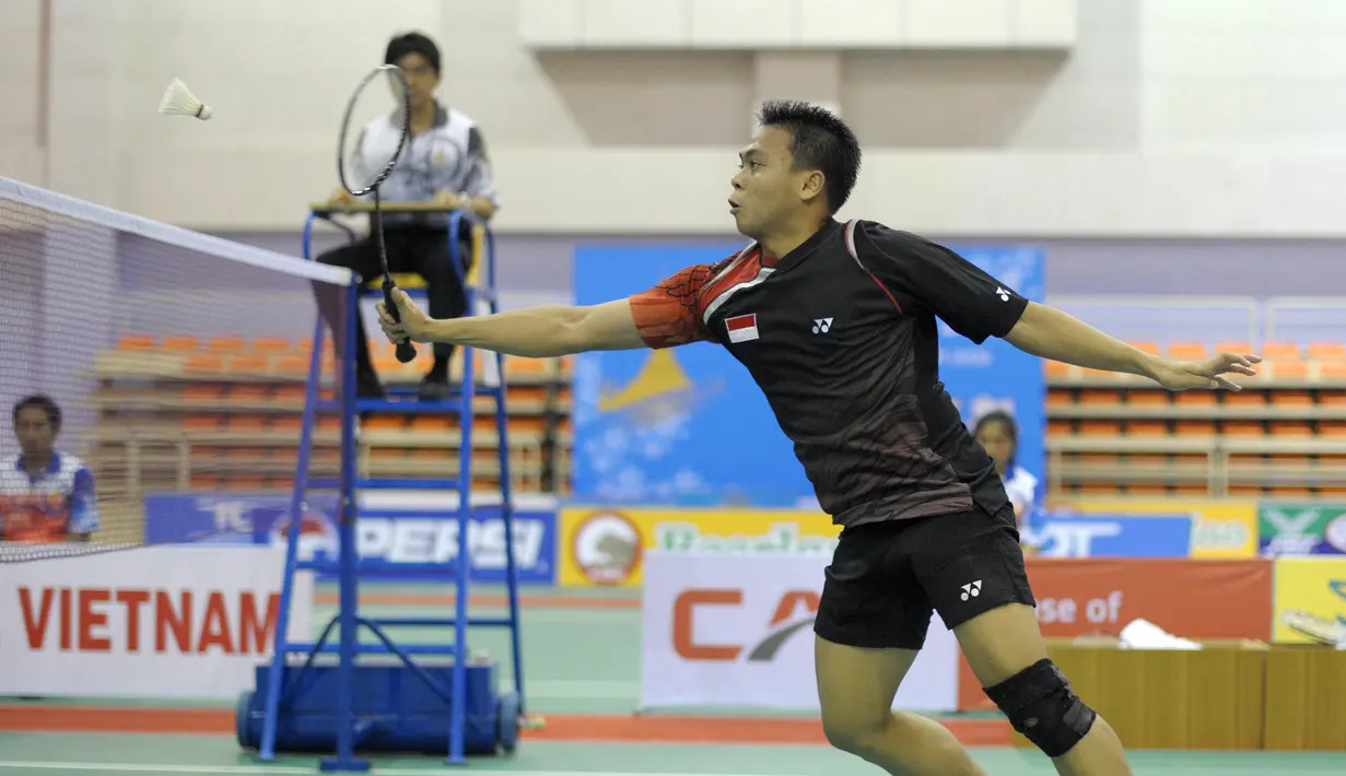 Markis Kido dari Indonesia mengembaliikan pukulan ke arah Koo Kien Keat dan Tan Boon Heong dari Malaysia saat final ganda putra SEAGAMES ke-25 di Vientiane pada 17 Desember 2009. Markis Kido meninggal dunia pada Senin, 14 Juni 2021 karena serangan jantung. (LIU JIN/AFP)