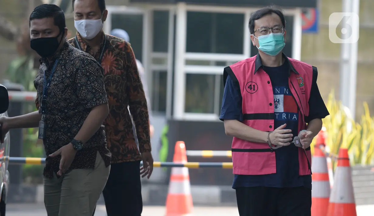 Komisaris PT Hanson Internasional Benny Tjokrosaputro memasuki Gedung KPK, Jakarta, Jumat (31/1/2020). Penyidik Kejaksaan Agung kembali menumpang ruangan Gedung KPK untuk melakukan pemeriksaan kembali Benny Tjokrosaputro di kasus dugaan korupsi di PT Asuransi Jiwasraya. (merdeka.com/Dwi Narwoko)