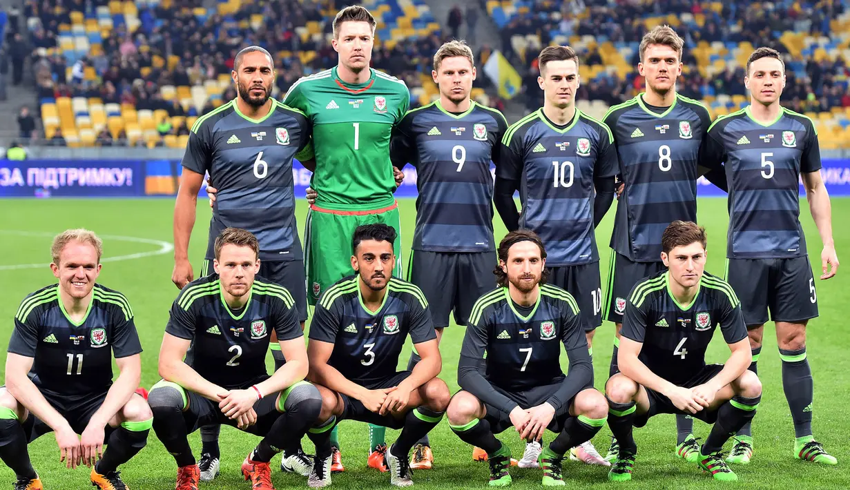 Formasi ini berkebalikan dengan pose-pose Euro 2020. Mereka tampak menggunakan formasi asimetris dengan barisan depan dan barisan belakang yang berlawanan. Saat itu Timnas Wales sedang bertemu Timnas Ukraina pada pertandingan persahabatan Euro 2016. (Foto: AFP/Sergei Supinsky)