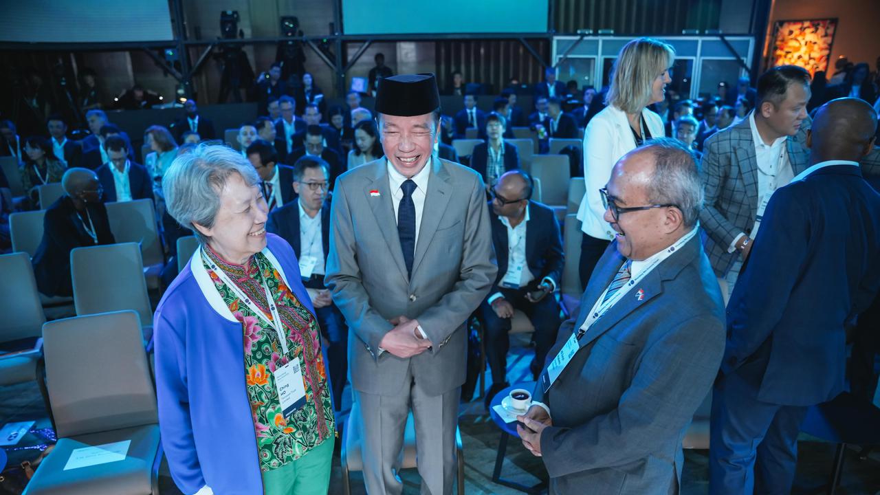 Jokowi di Forum Bloomberg Singapura: QRIS Dipakai hingga Pedagang Kaki Lima di Desa