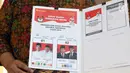 Ketua KPU RI, Arief Budiman memegang contoh surat suara pemilihan Presiden dan Wakil Presiden pemilu 2019 usai divalidasi dan disetujui oleh kedua tim pemenangan masing-masing pasangan calon di Jakarta, Jumat (4/1). (Liputan6.com/Helmi Fithriansyah)