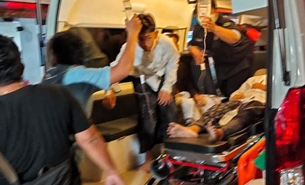 Santri korban dugaan keracunan MBG di Sidoarjo dilarikan ke rumah sakit. (merdeka.com/erwin yohanes).