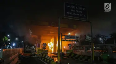 Gardu Tol Pejompongan 1 dibakar massa saat demonstrasi mahasiswa di depan Gedung DPR/MPR, Jakarta, Selasa (24/9/2019). Demonstrasi mahasiswa berujung ricuh, polisi menembakkan gas air mata dan water cannon untuk membubarkan demo. (Liputan6.com/Faisal Fanani)