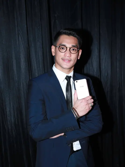 "Aku anjurkan dia umroh supaya clean mind dan fokus doa dan biar berkah dari Allah. Aku mendoakan dan terus menyemangati agar pergi umrah saja," ujar pelantun lagu Terima Kasih Cinta itu. (Nurwahyunan/Bintang.com)