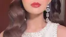 Rambut panjang Amanda ditata dengan beach wave belah pinggir yang bikin terlihat makin glamor [@bennusorumba]