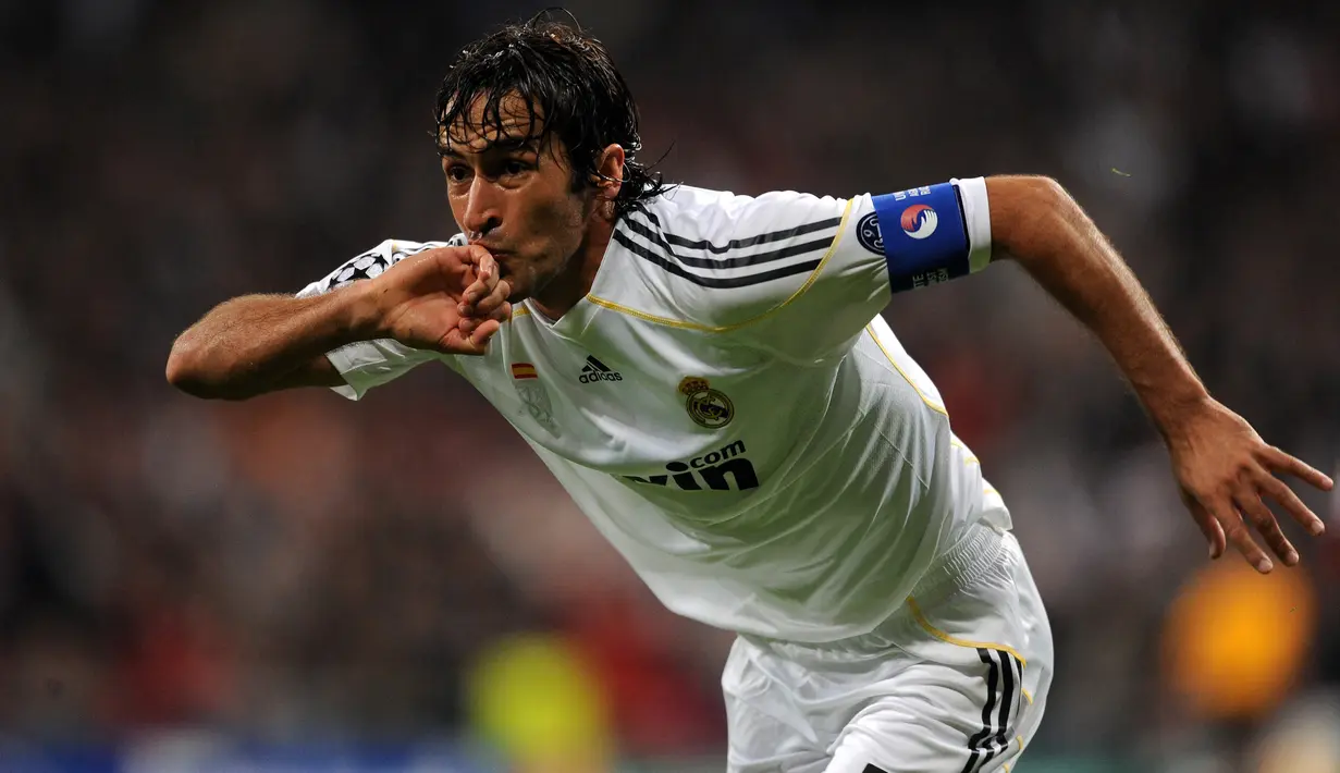 Raul Gonzalez. Striker legenda Real Madrid ini total bermain dalam 16 musim, mulai 1994/1995 hingga 2009/2010 dan tampil dalam 741 laga dengan torehan 323 gol. Ia pensiun pada 2015 bersama New York Cosmos yang dibelanya selama semusim usai membela Schalke dan Al Sadd. (Foto: AFP/Javier Soriano)