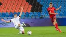 Bek Timnas Swiss, Silvan Widmer mencetak gol melewati Robin Gosens dari Jerman pada pertandingan kedua Liga A Grup 4 UEFA Nations League di St Jakob Park, Senin (7/9/2020) dini hari. Sementara itu Jerman dipaksa bermain imbang 1-1 oleh tuan rumah Swiss. (Georgios Kefalas/Keystone via AP)