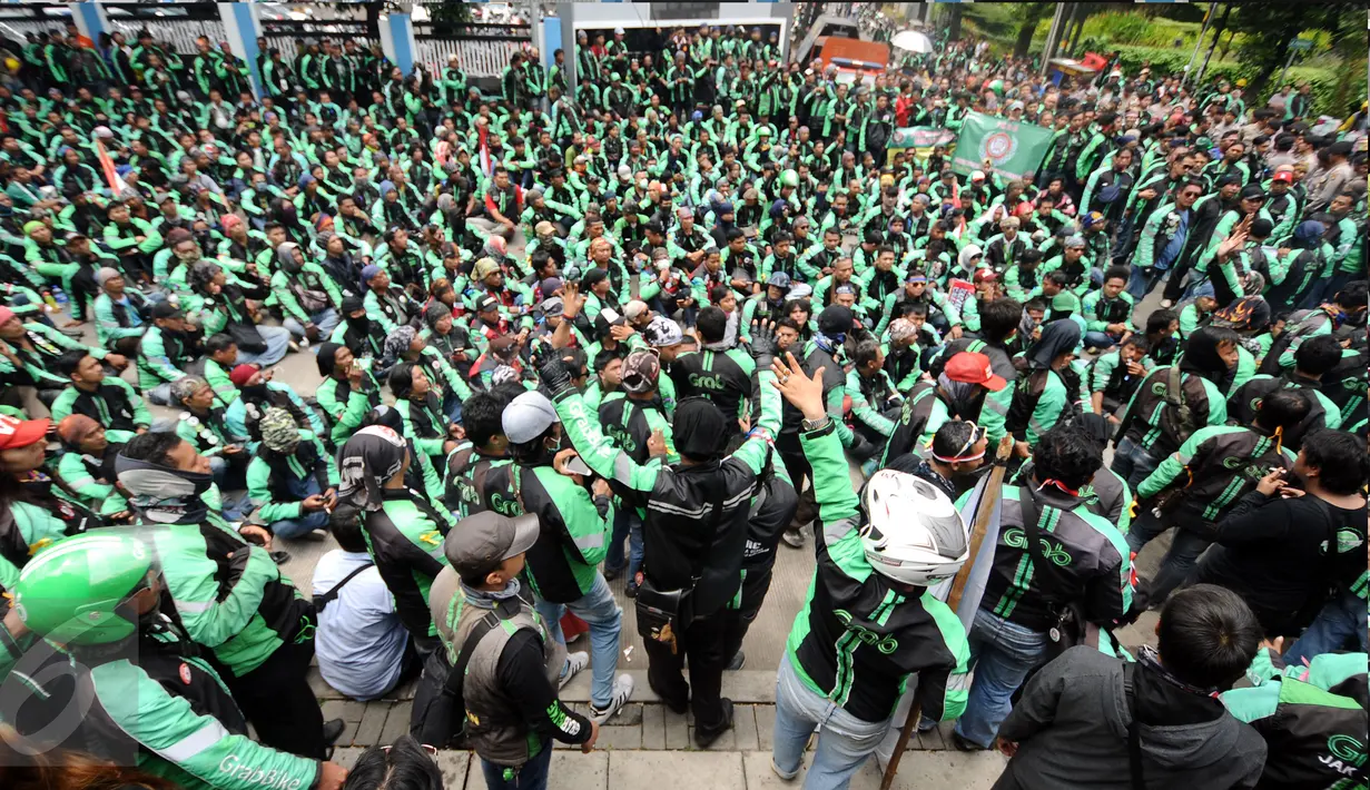 Pengemudi ojek on-line GrabBike berkumpul di belakang kantor Grab di kawasan Kuningan, Jakarta, Kamis (5/1). Mereka menuntut pihak perusahaan menaikkan tarif argo per kilometernya. (Liputan6.com/Helmi Fithriansyah)