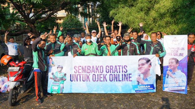 Relawan Mas Gibran kembali menggelar serangkaian kegiatan sosial dengan cara membagikan sembako untuk membantu masyarakat yang membutuhkan terutama para pengemudi ojek online (ojol).