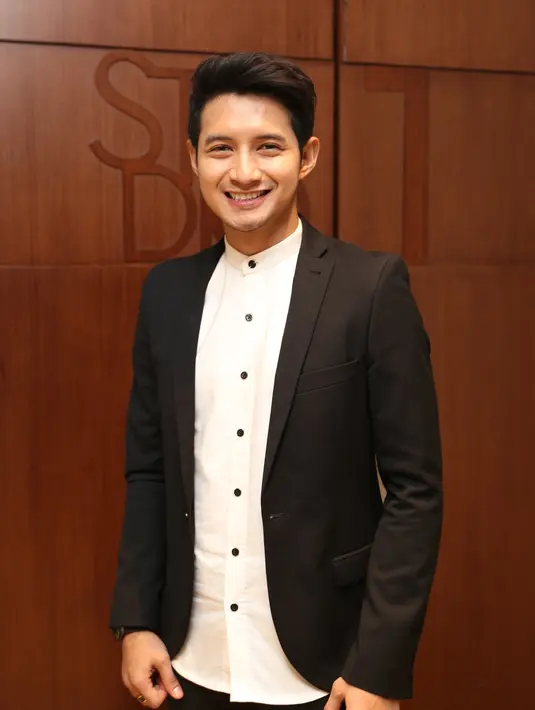 Meski bergenre komedi, film ini tetap mampu membuat Chand Kelvin serta para pemain dan kru terharu. Perasaan sedih, terharu dan senang bercampur menjadi satu saat ia dan Billy menyaksikan kembali Olga yang telah tiada. (Andy Masela/Bintang.com)