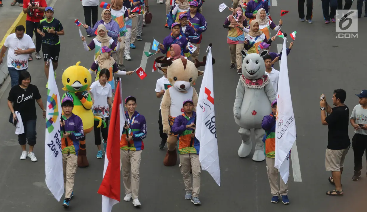 Maskot Asian Games 2018  memimpin parade melintasi Jalan MH Thamrin menuju Sarinah dan finish di Gedung Kominfo, Jakarta, Minggu (15/5). Parade digelar oleh Inasgoc untuk 100 hari jelang Asian Games. (Liputan6.com/Arya Manggala)
