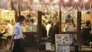 Orang-orang minum di bar selama keadaan darurat COVID-19 di Tokyo, Jepang pada Senin (12/7/2021). Status darurat keempat di Tokyo ini, yang berlaku hingga 22 Agustus, akan mencakup durasi gelaran Olimpiade Tokyo. (AP Photo/Koji Sasahara)