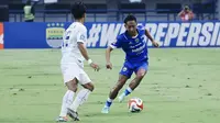 Aksi gelandang Persib Bandung, Beckham Putra mencoba melewati bek kanan PSIM Yogyakarta, Raka Cahyana dalam laga lanjutan pekan ke-31 BRI Super League 2025/2026 yang berlangsung di Stadion Gelora Bandung Lautan Api (GBLA), Senin (4/5/2026). (Dok. Persib)