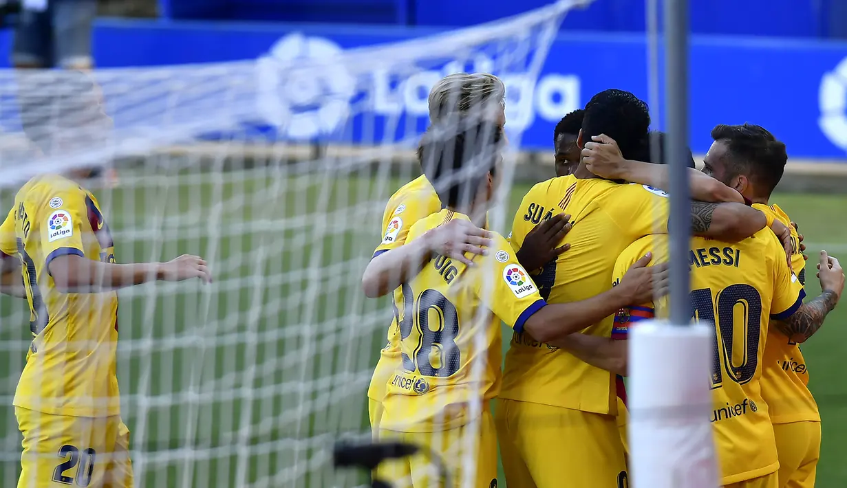 Pemain Barcelona Lionel Messi (kanan) merayakan gol ke gawang Alaves dengan rekan satu timnya pada pertandingan La Liga di Stadion Mendizorroza, Vitoria, Spanyol, Minggu (19/7/2020). Barcelona menang 5-0. (AP Photo/Alvaro Barrientos)