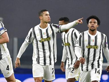 Striker Juventus, Cristiano Ronaldo, melakukan selebrasi usai mencetak gol ke gawang Ferencvaros pada laga Liga Champions di Turin, Rabu (25/11/2020). Juventus menang dengan skor 2-1. (Marco Alpozzi/LaPresse via AP)
