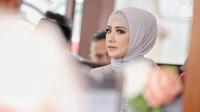 Aktris Shinta Bachir dalam acara lamaran di kawasan Bambu Apus, Jakarta, Sabtu (8/9). Shinta Bachir resmi dilamar oleh Idham Masse yang  merupakan anggota DPRD Sidrap  juga politikus Partai Golkar. (Liputan6.com/Faizal Fanani)