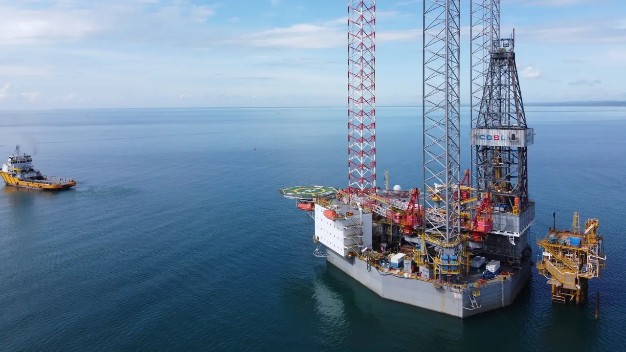 PT Pertamina Hulu Kalimantan Timur (PHKT) melakukan pengeboran pengembangan dua sumur sisipan (infill) di Lapangan Kerindingan, lepas pantai Selat Makassar, Kalimantan Timur.