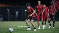 Pemain Timnas Indonesia U-20, Victor Dethan melakukan latihan menjelang FIFA Matchday 2023 melawan Burundi di lapangan latih 2, Jakarta International Stadium (JIS), Jakarta, Kamis (23/03/2023). (Bola.com/Bagaskara Lazuardi)