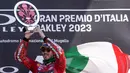 Pembalap Ducati Lenovo Team, Francesco Bagnaia, melakukan selebrasi setelah menjuarai balapan MotoGP Italia di Sirkuit Mugello, Minggu (11/06/2023). Bagnaia menjadi yang tercepat dengan catatan waktu 41 menit 16,863 detik. (AP Photo/Luca Bruno)