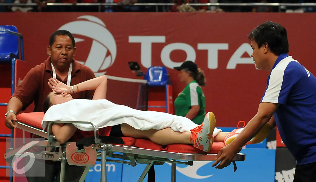 Pebulutangkis tunggal putri Thailand, Ratchanok Intanon dievakuasi keluar lapangan akibat cedera saat berlaga melawan Lindaweni Fanetri (Indonesia) di Total BWF Championships 2015 di Jakarta, Kamis (13/8/2015). (Liputan6.com/Helmi Fithriansyah)