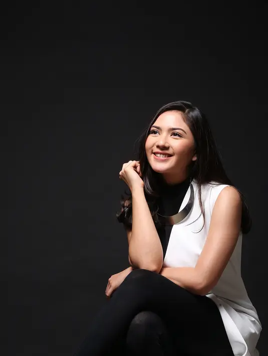 Saat dipelaminan nanti, perempuan kelahiran Kota Langsa 25 tahun silam itu tak ingin seperti pengantin biasanya, yang hanya duduk menanti tamu yang hadir ingin bersalaman. (Bambang E Ros/Bintang.com)