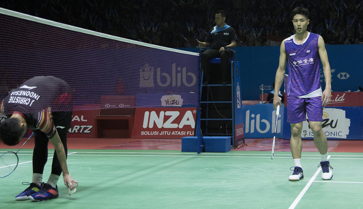 Tunggal putra Indonesia, Jonatan Christie, mengambil usai dikalahkan Chou Tien Chen pada laga Indonesia Open 2019 di Istora Senayan, Jakarta, Jumat (19/7). Jojo kalah 21-16, 18-21 dan 14-21. (Bola.com/Peksi Cahyo)