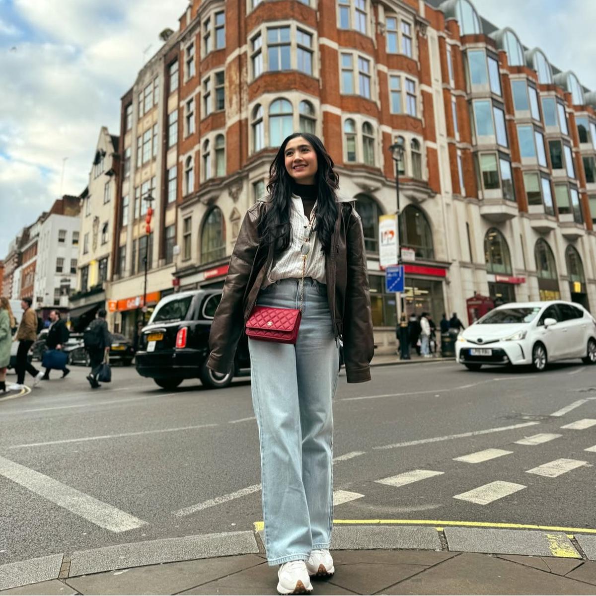 Bisa Jadi Inspirasi! Ini Outfit Febby Rastanty Pakai Leather Jaket yang Bisa Dikenakan Untuk Ngoser hingga Liburan