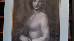 Lukisan 'Monna Vanna' atau dikenal dengan 'Mona Lisa Telanjang' ditunjukkan di Museum Conde, Chantilly, Prancis, Senin (11/3). 'Monna Vanna' diyakini diselesaikan di studio Da Vinci, kemungkinan besar adalah karya sang maestro. (Kenzo Tribouillard/AFP)