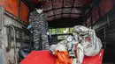 Seorang anggota TNI AL mengangkut barang temuan penumpang AirAsia QZ8501, Bandara Juanda, Rabu (7/1/2015). (AFP Photo/Juni Kriswanto)
