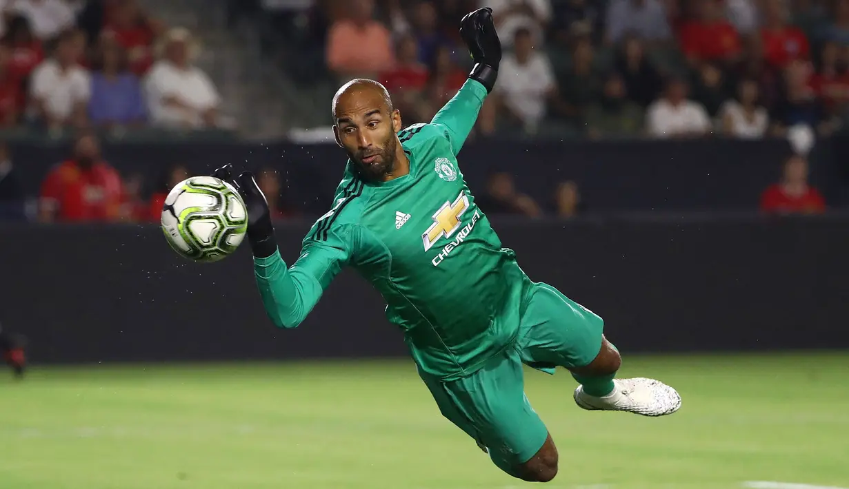 Sama seperti Tom Heaton, Lee Grant di plot sebagai kiper lapis terakhir Manchester United. Pemain berkebangsaan Inggris tersebut juga tercatat sebagai pemain paling tua di skuat Setan Merah saat ini, yaitu 38 tahun. (Gettu Images via AFP/Victor Decolongon)