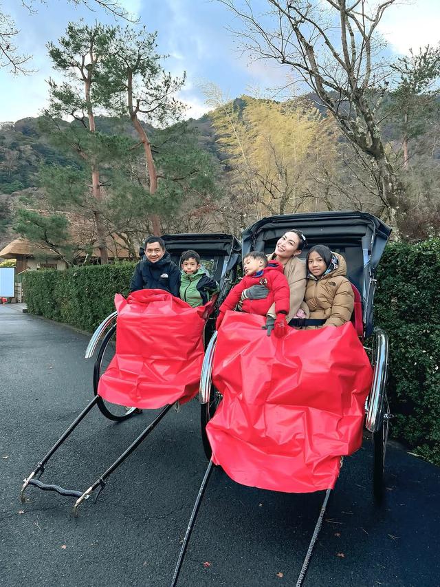 Potret Keluarga Ayu Dewi Liburan Tahun Baru 2025 di Jepang. (instagram/@mrsayudewi)