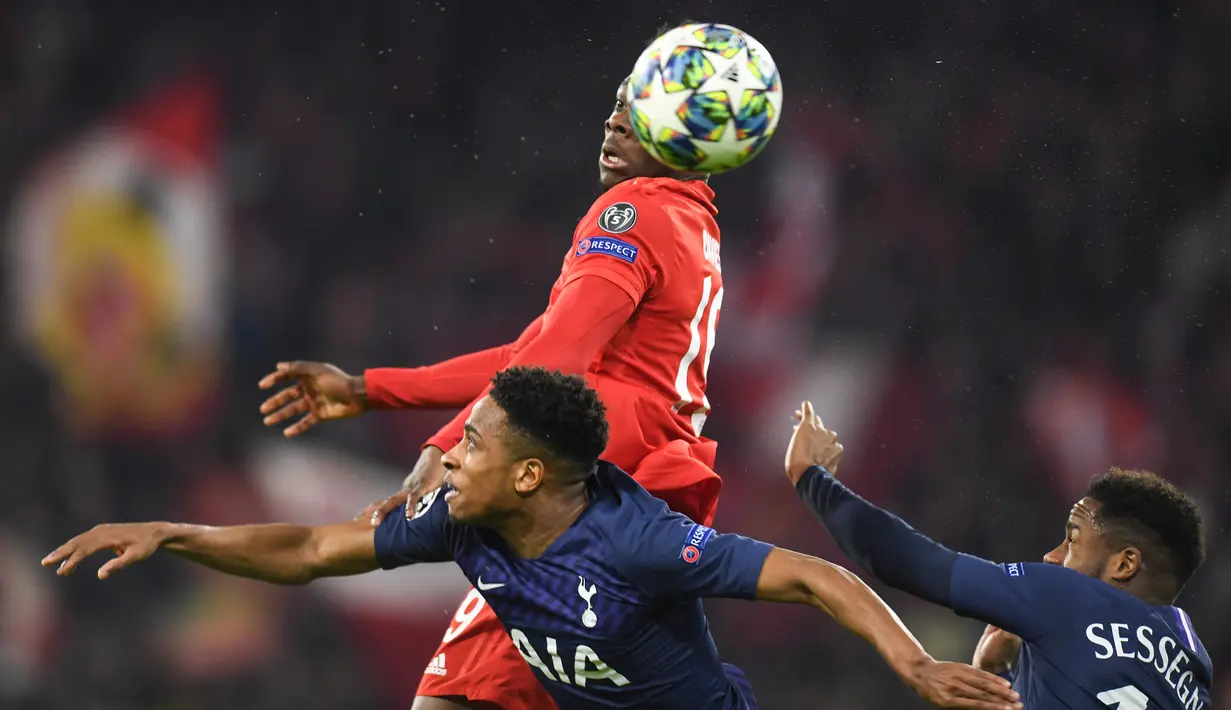 Pemain Tottenham Hotspur Kyle Walker-Peters (kiri) dan Ryan Sessegnon (kanan) berebut bola dengan pemain Bayern Munchen Moussa Diaby (tengah) pada pertandingan Grup B Liga Champions di Munich, Jerman, Rabu (11/12/2019). Munchen mengalahkan Tottenham 3-1. (Christof STACHE/AFP)